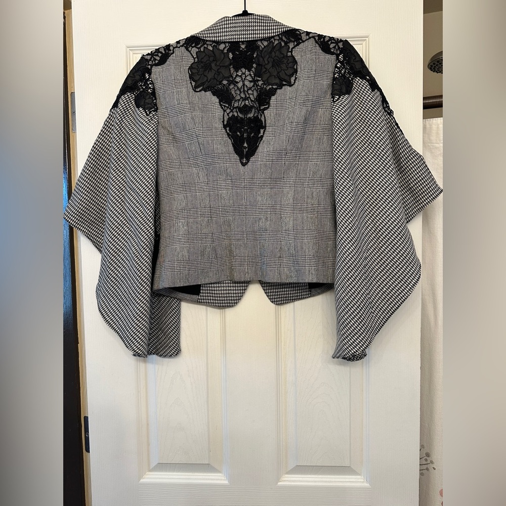 Bebe “Drita” Houndstooth Lace Cape Jacket – Size 4 - Picture 2 of 15